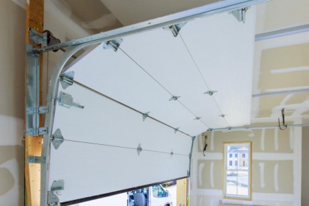 Les avantages d'une porte sectionnelle sur mesure pour votre bâtiment